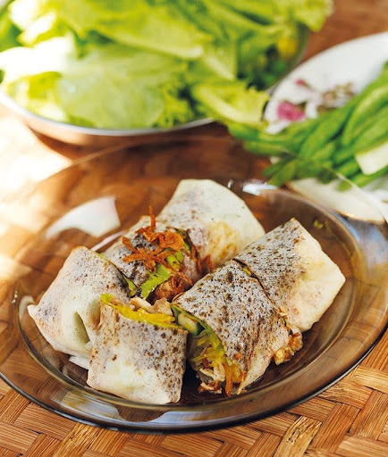 3 Nyonya Popiah, eating and wrapping the traditional way